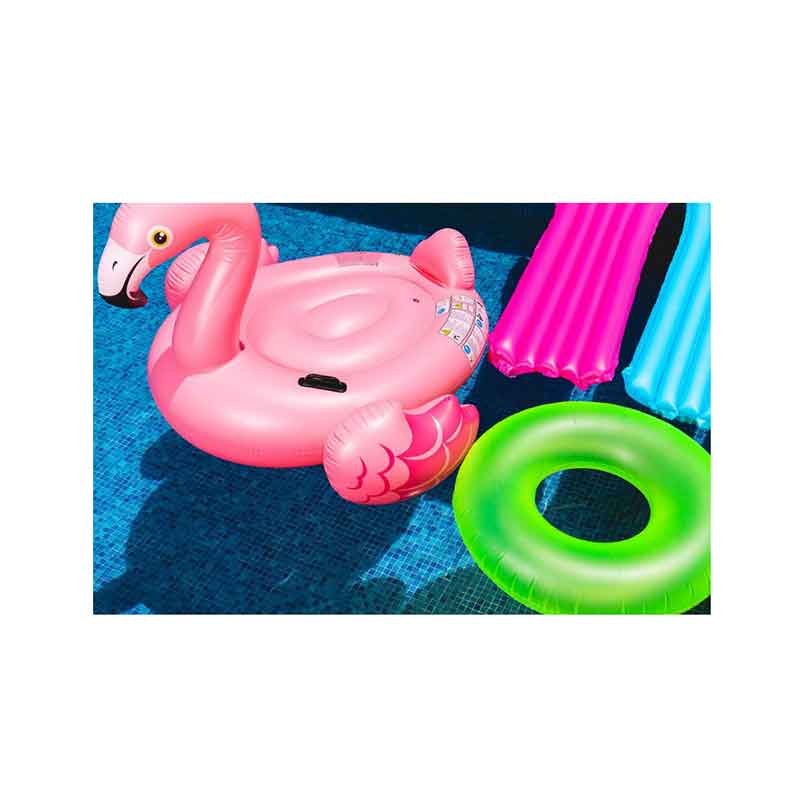 ¿Cuáles son los flotadores de la piscina inflable hechas de??